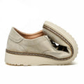 Navigator casual shoe in light beige with a flexible sole, featuring a hidden internal lift for a discreet height boost.