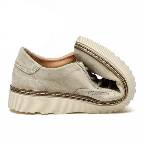 Navigator casual shoe in light beige with a flexible sole, featuring a hidden internal lift for a discreet height boost.